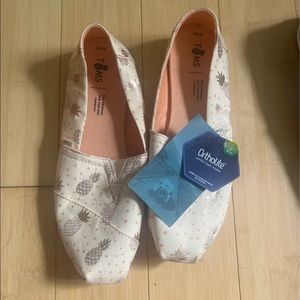 NWT Pineapple Print TOMS